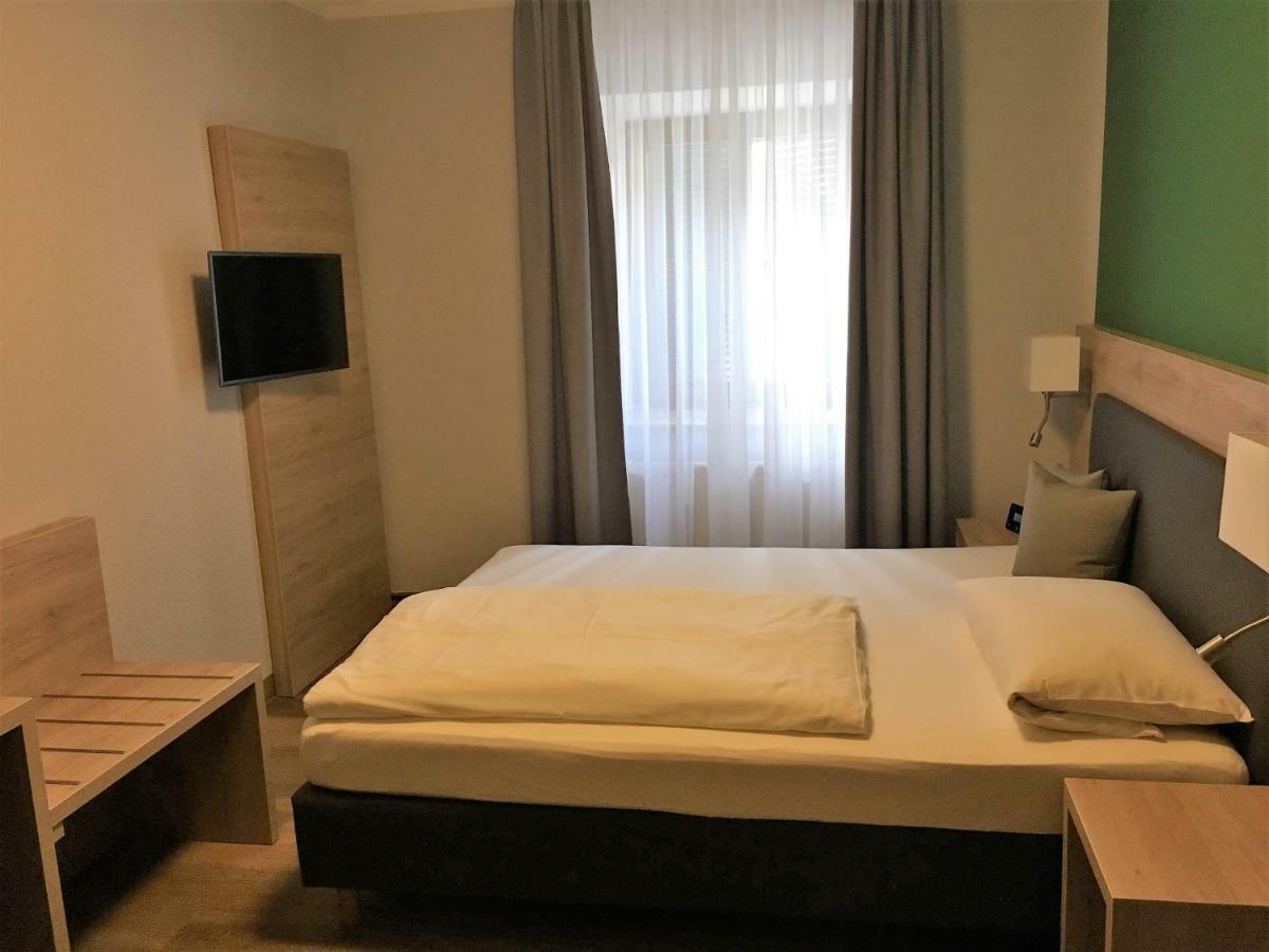 Eberl Hotel Pension Muenchen Feldmoching Exteriör bild